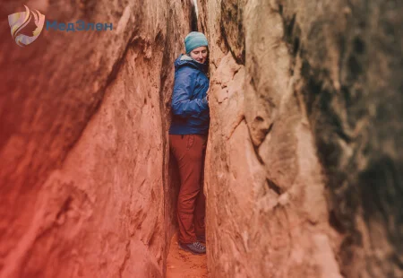 мужчина между скалами